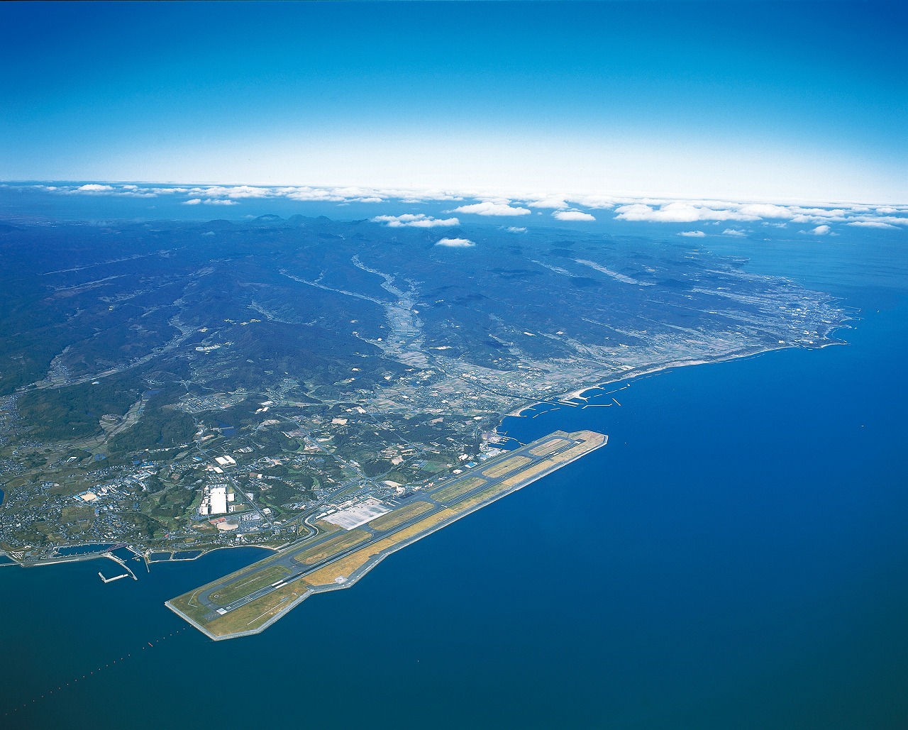 大分空港と工業地帯の様子