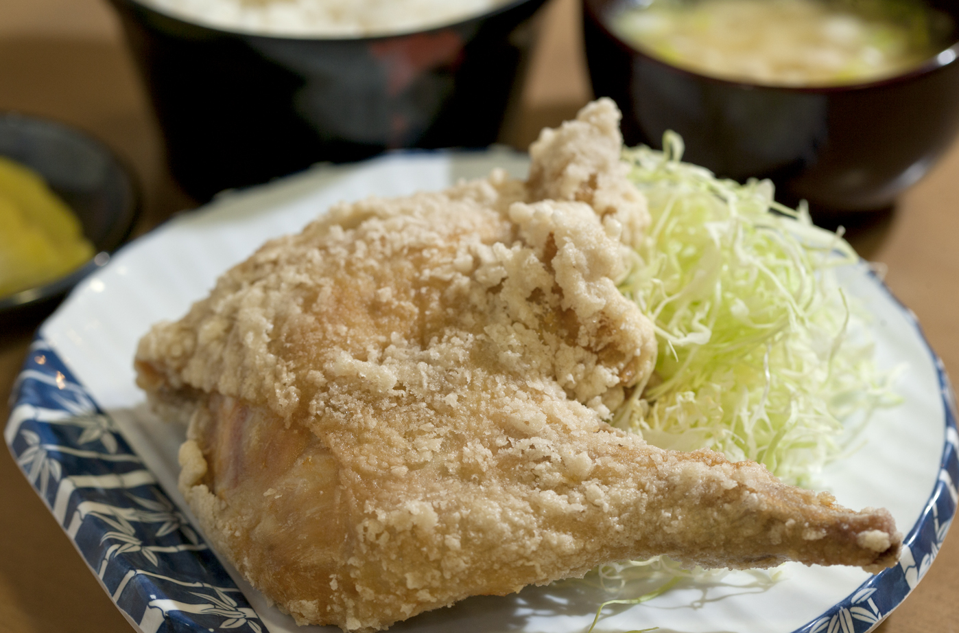 名物の鳥もも1本のから揚げ