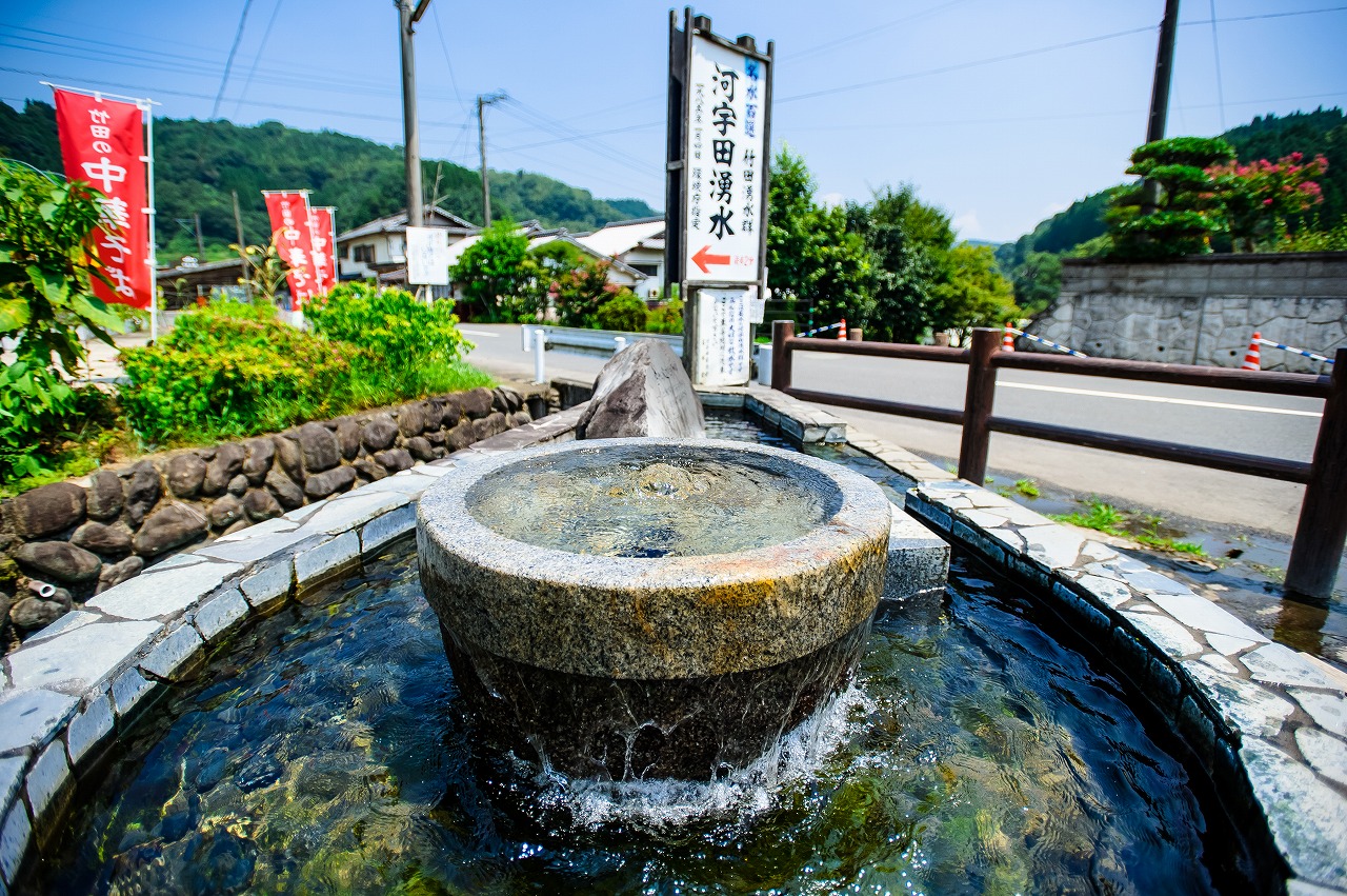 河宇田湧水の水のあふれ出る様子