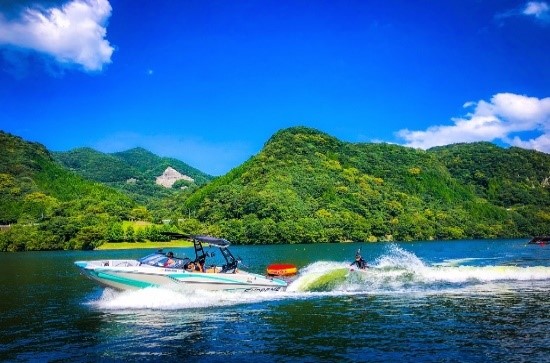 ダム湖での水上スキーの様子