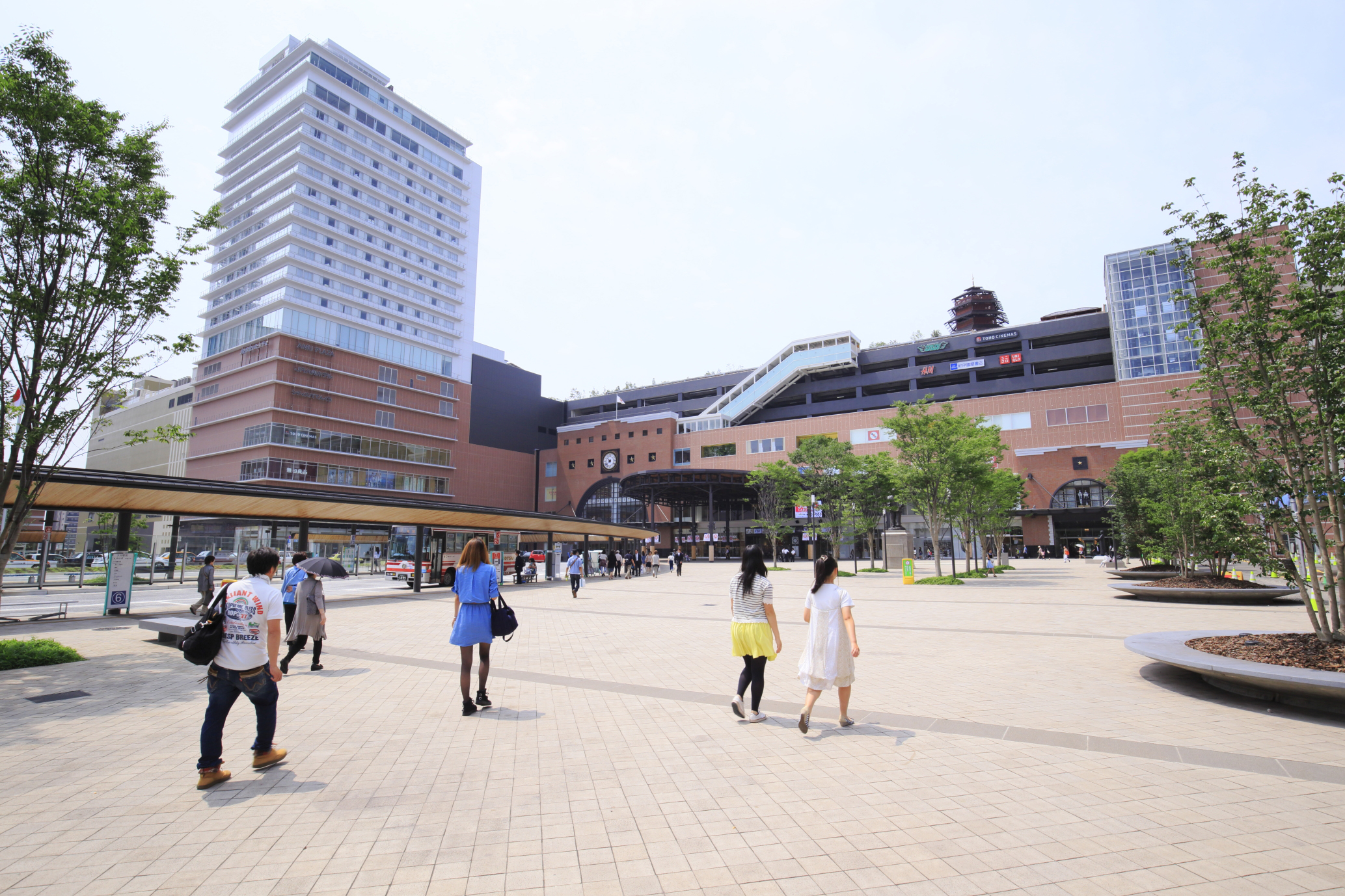 大分駅前の様子