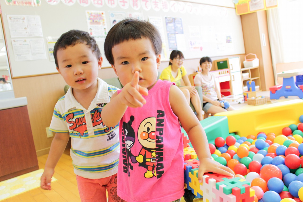 ボールプールで遊ぶ子供たち