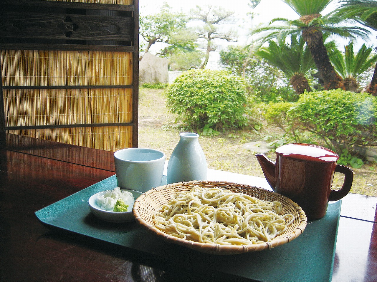 お盆の上に乗ったざるそばとそばつゆと薬味