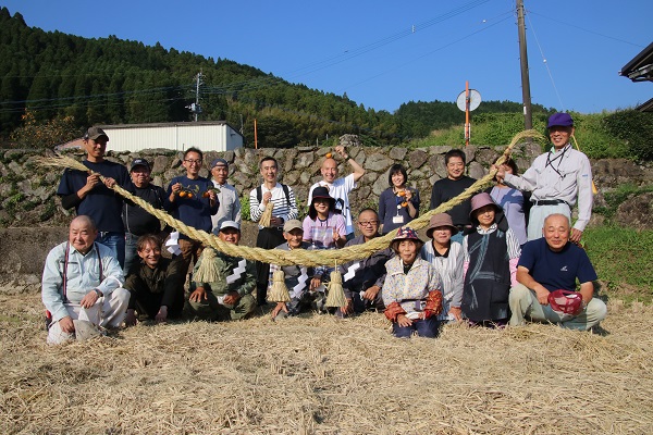 市民が集まってしめ縄を持つ様子